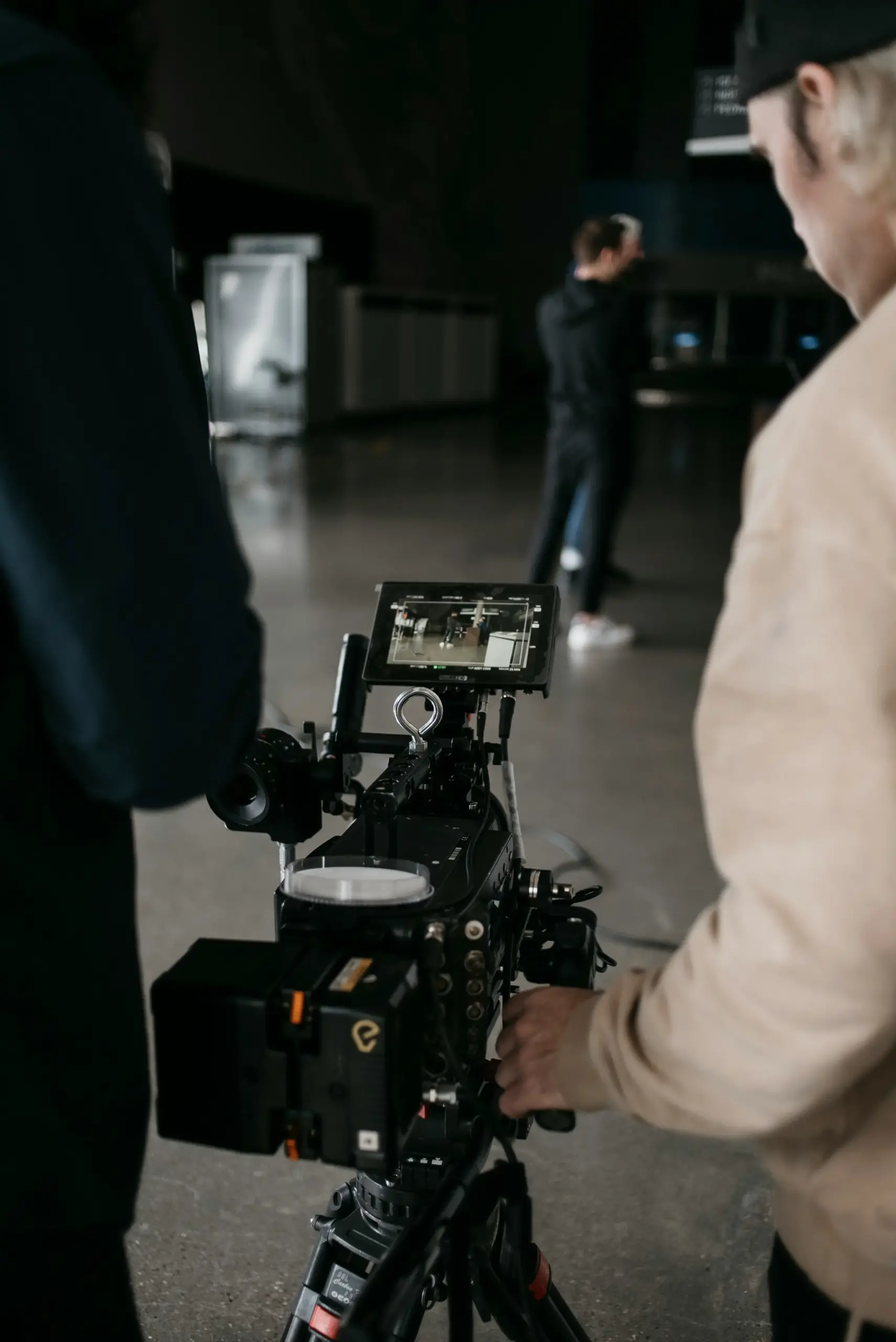 Équipe utilisant une caméra professionnelle sur un plateau de tournage.