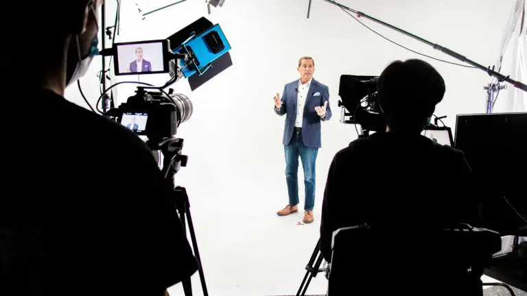 Tournage vidéo en studio professionnel avec interview face caméra