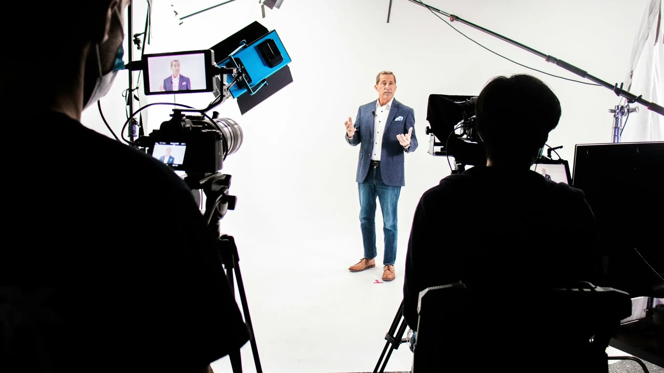 Tournage vidéo en studio professionnel avec interview face caméra
