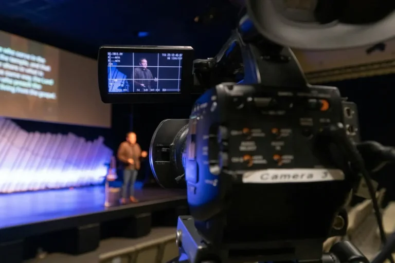 Caméra professionnelle en pleine captation d’un intervenant lors d’un événement d’entreprise au Maroc.