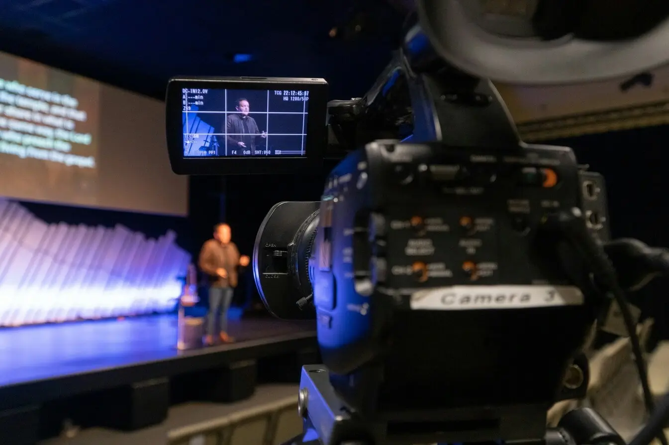 Caméra professionnelle en pleine captation d’un intervenant lors d’un événement d’entreprise au Maroc.